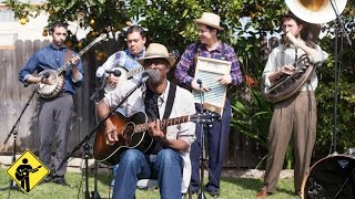 Old Me Better | Keb' Mo'  | Playing For Change | Live Outside Resimi