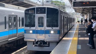 小田急1000形1097編成(8両目試験塗装車)が通過するシーン