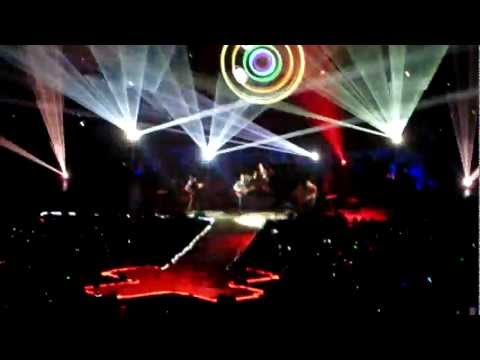 Mylo Xyloto Tour 2012 - Coldplay (Glowing In The Dark) Centre Bell