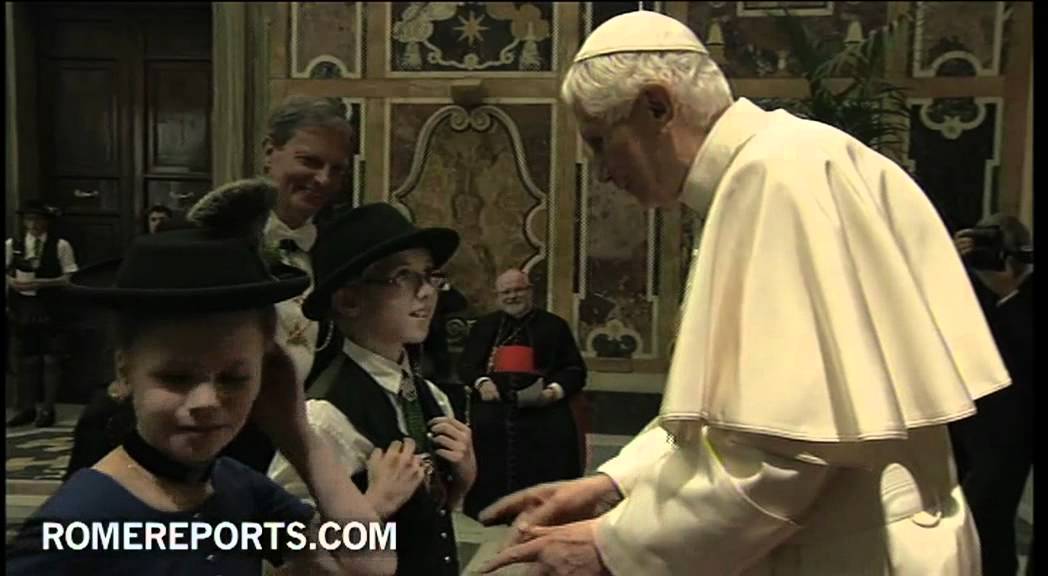 Benedicto XVI celebra su cumpleaños con bailes típicos de su Baviera natal