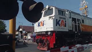 langsiran rutin loko commuter Line su-pas, sambil uji coba wesel pas di depan JPL.129 (30.05.24)