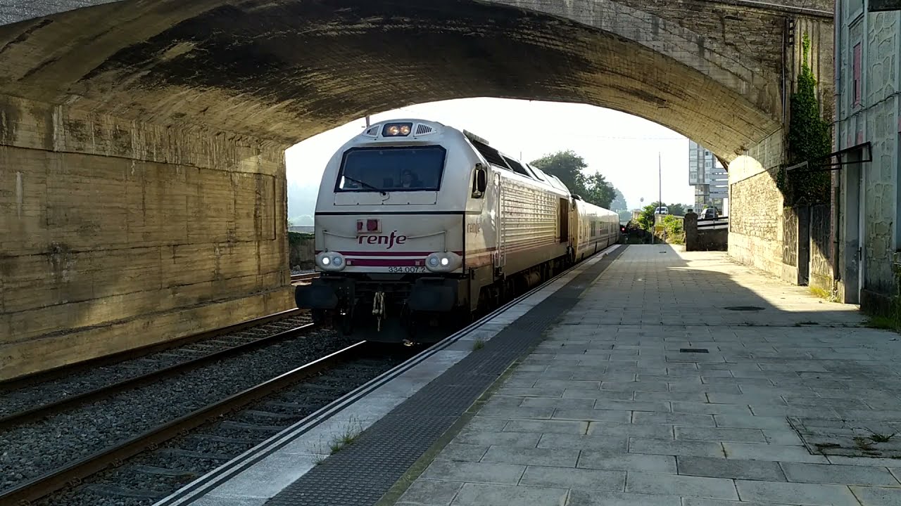 Entrada TrenHotel Barcelona Galicia a la estación de Lugo. agosto 2019.