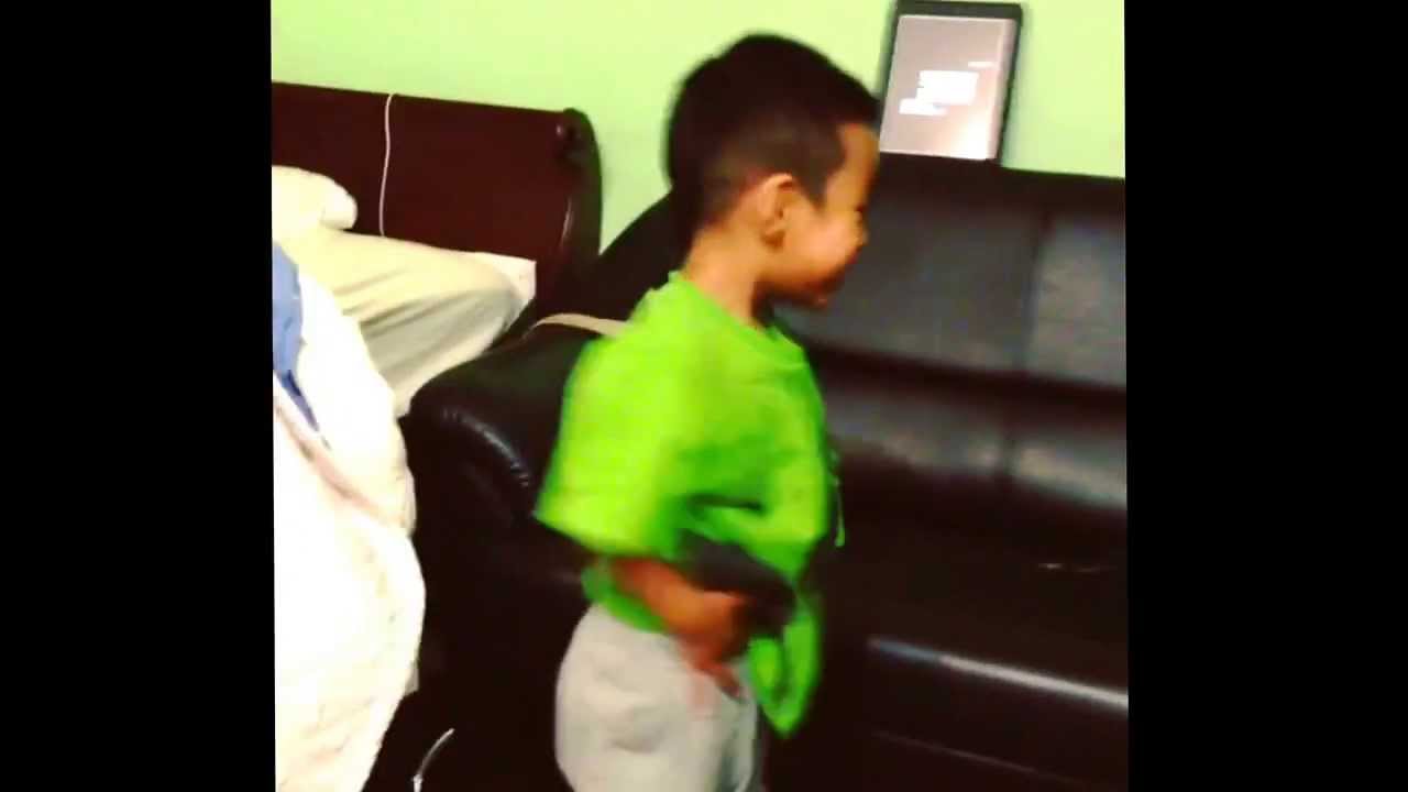 2yr old dancing to BEAT IT by sean Kingston - FAIL! lol falls downs but gets back up like its nuttn!