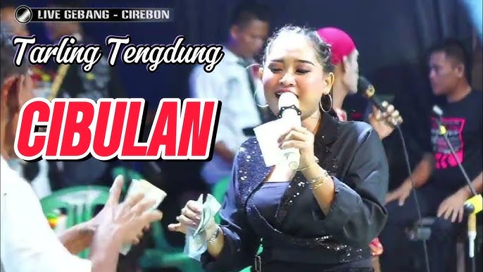 Jamoat joyida qizning onanizmini tomosha qiling