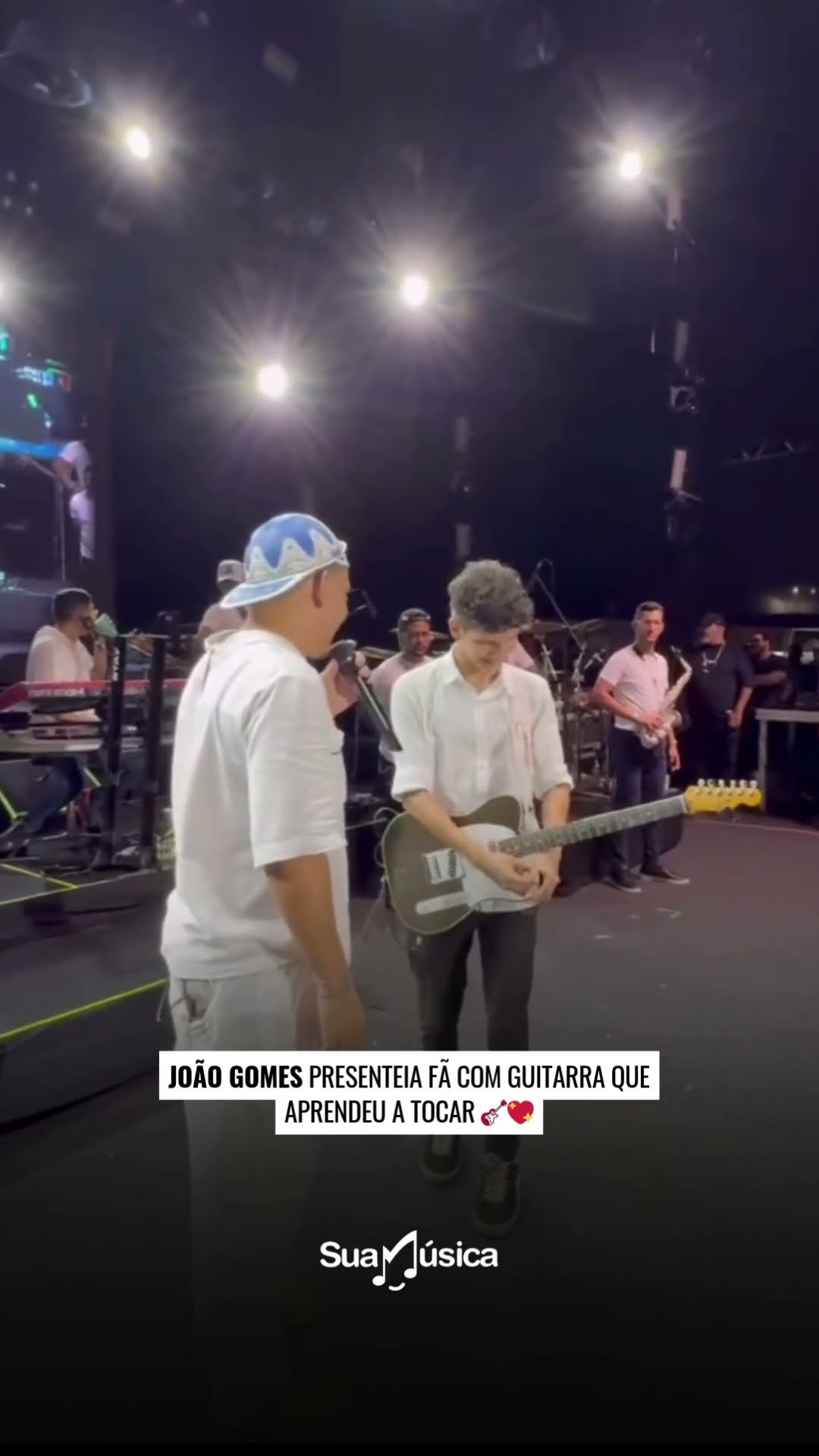 Surpresa em dose dupla! Tocar no palco com seu artista preferido e ainda levar presente pra casa!