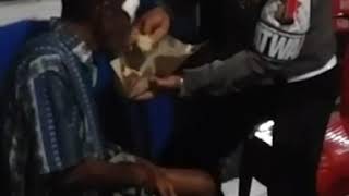 Viral Polisi Suapi Kakek Tua Renta