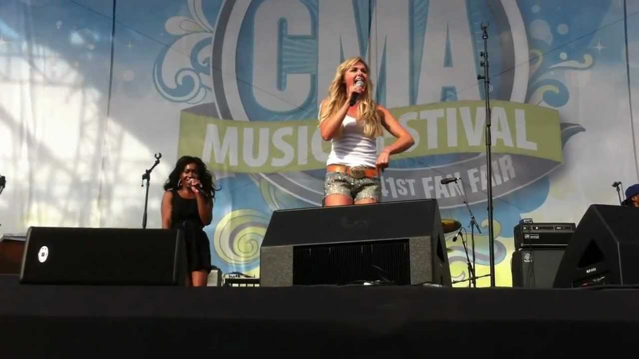 Laura Bell Bundy - 'Two Step' dance lesson Live from CMA Fest 2012 bekijken op YouTube Laura Bell Bundy - 'Two Step' dance lesson Live from CMA Fest 2012 bekijken op YouTube