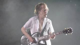 Angus Young (AC/DC) "Awesome Guitar Solo" Live at Düsseldorf