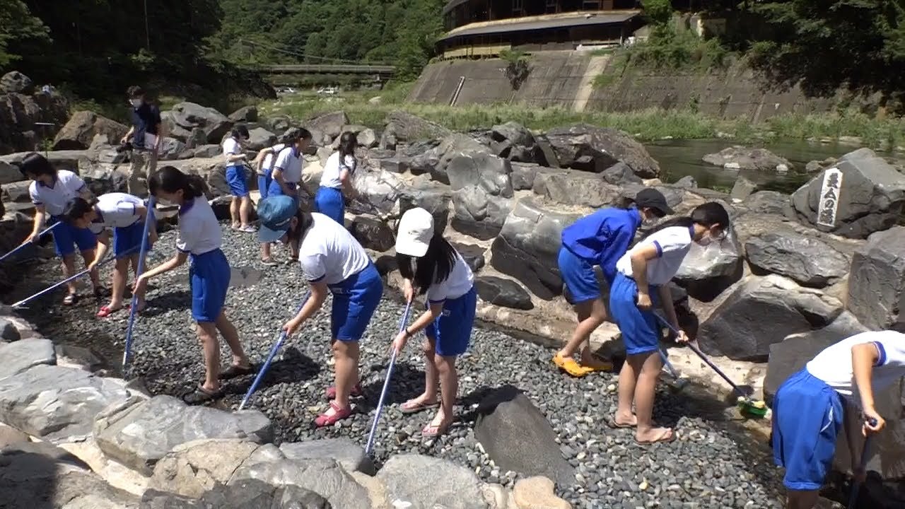 「露天風呂の日」を前に、中学生が湯原温泉「砂湯」の大掃除を体験　岡山・真庭市