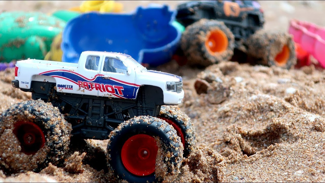 Видео про игрушечные машинки. Монстр Траки на пляже. Играем с песком