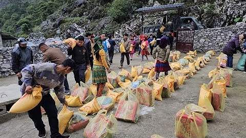 Ngôi làng Cô đơn vùng Hoang Mạc đá nhận quà ăn tết 2024. Nguyễn Tất Thắng