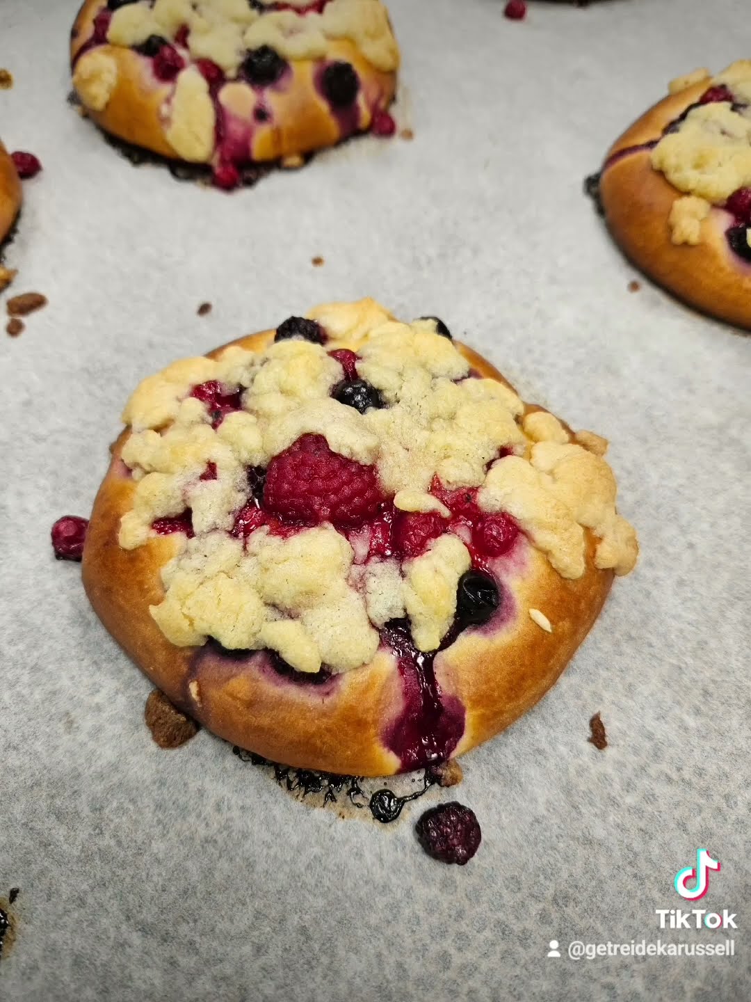 Johannisbeer-Streusel-Taler - YouTube