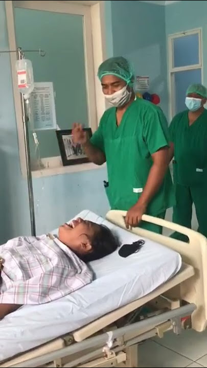 viral!! perempuan bernyanyi saat di infus