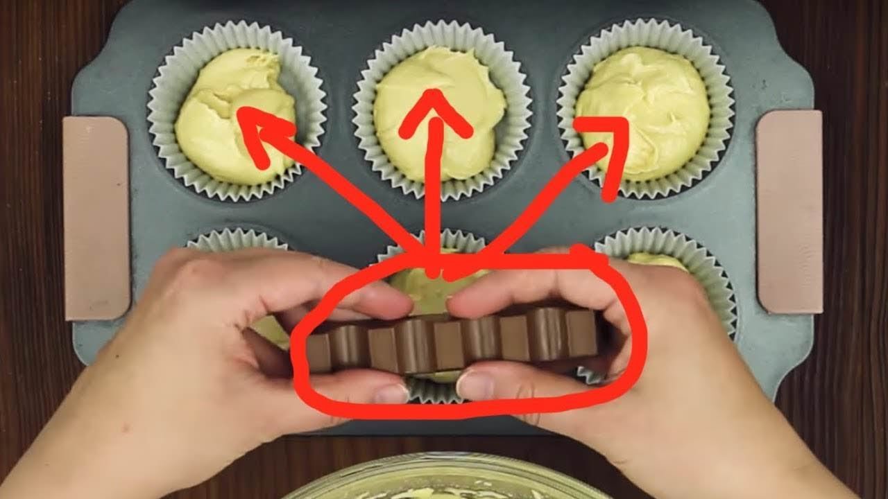 Placez un Kinder Chocolat dans un moule à muffin. Le résultat est délicieux !