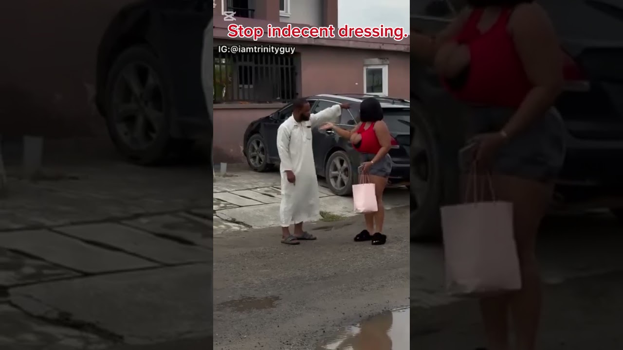 How will a lady expose her bre@$t in such way? 