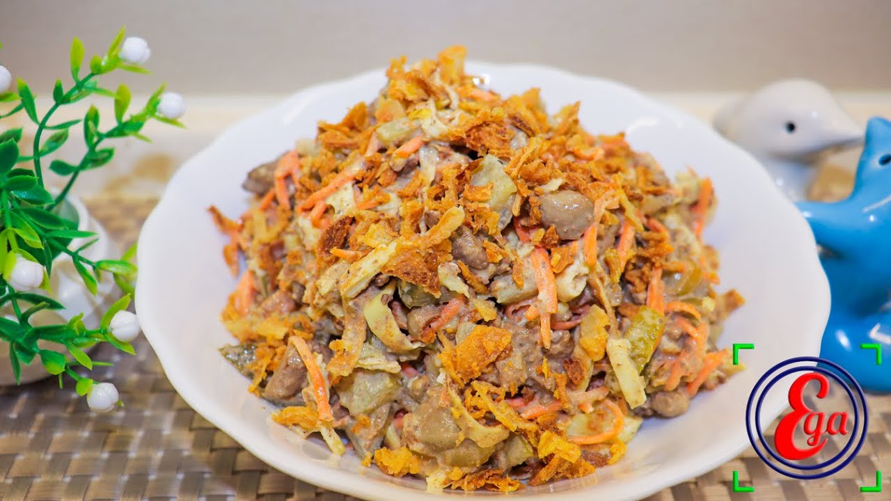 Сытный салат из куриной печени с яичными блинчиками