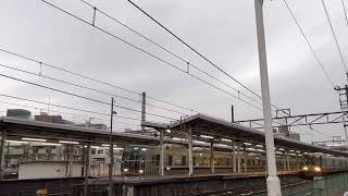 223系新快速茨木駅通過。207系が追いかける。