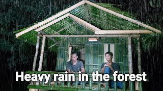 Camping in heavy rain // Continuous heavy rain while building the shelter