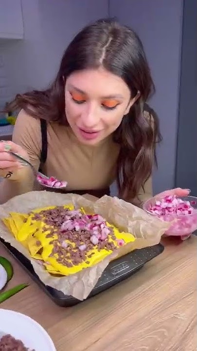 Лучшая закуска к фильму! Начос с домашним сырным соусом, фаршем, луком ...