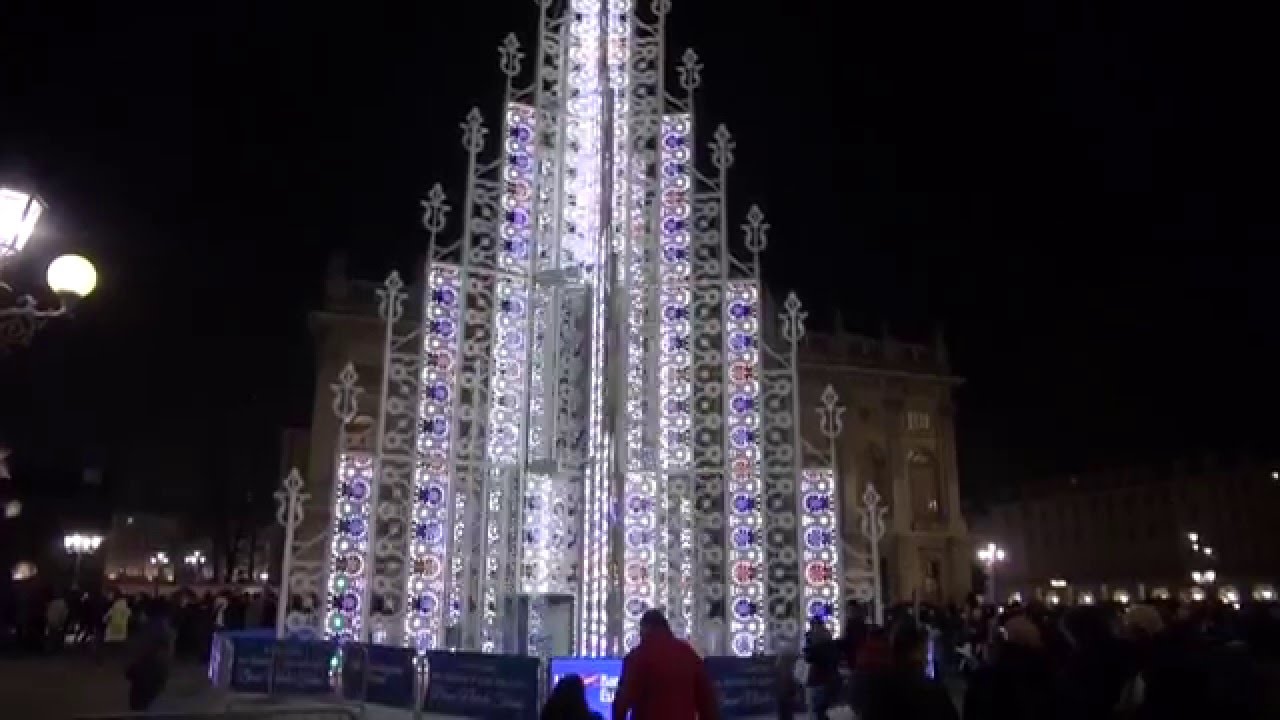 Albero Di Natale A Torino.Torino Lo Spettacolare Albero Di Natale 2015 In Perfetto Stile Expo Piazza Castello Youtube