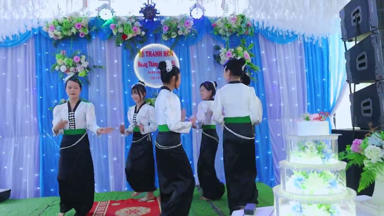 Múa Lăm Tơi Do Đội Văn Nghệ Hoa Cúc Thể Hiện .