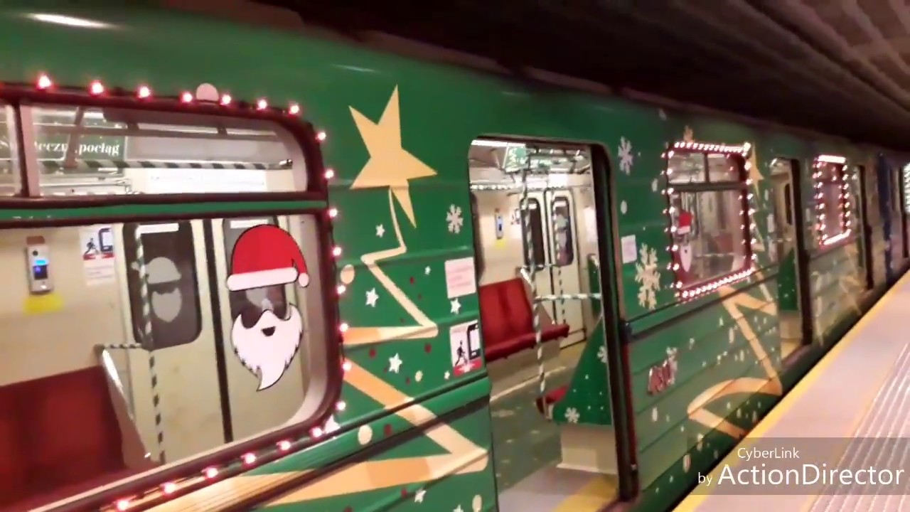 Świąteczny skład wagonów serii 81-572P/573P na linii metra 