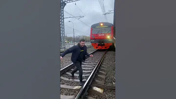 Пьяного мужика сбил поезд 