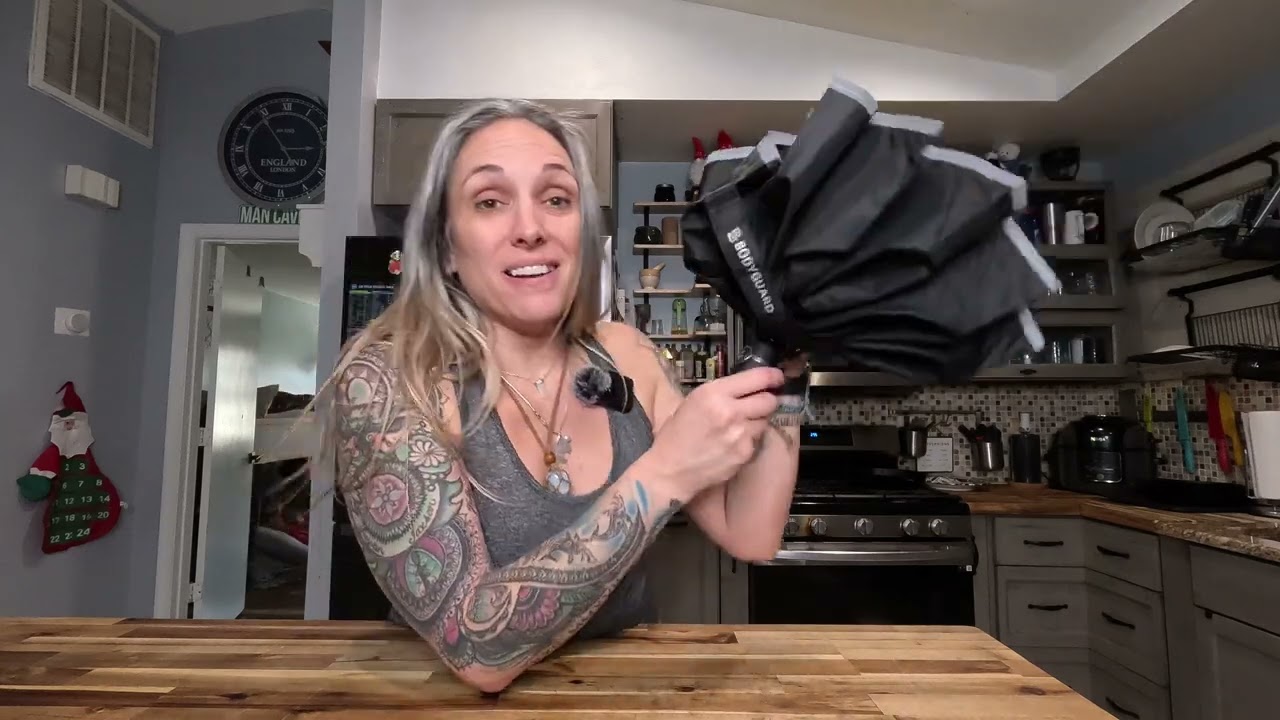 Посмотрите на этот ветрозащитный зонт с кнопкой для переворачивания!