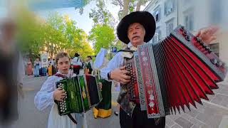 Parata Folk 4 - Gorizia 2026 Duino-Aurisina
Un omaggio al duo di fisarmonicisti che simboleggia la tradizione che continua. Non ricodo con precisione da dove provenissero ed ho scritto Duino. Mi correggerò se mi arriverà qualche commento. Mio padre sognò tutta la vita di averne una e suonarla, ma non riuscì in tempo. La fisarmonica è muta su uno scaffale ed aspetta. Parata Folk 4 - Gorizia 2026 Duino-Aurisina