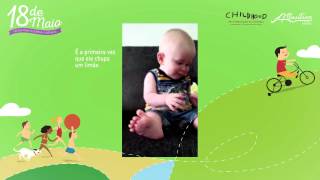 Criança Chupando Limão