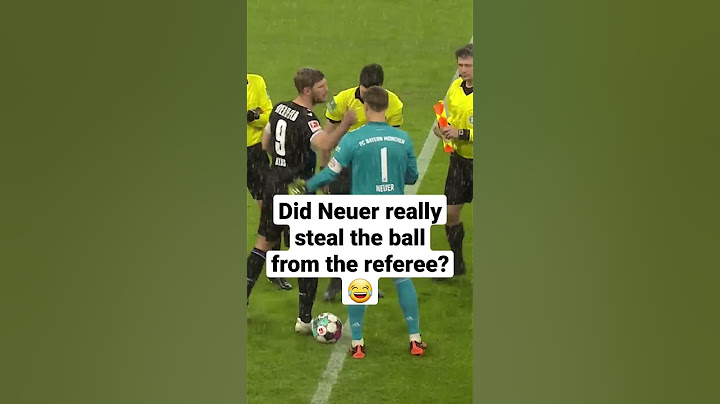 Manuel Neuer klaut dem Schiri den Ball 😂