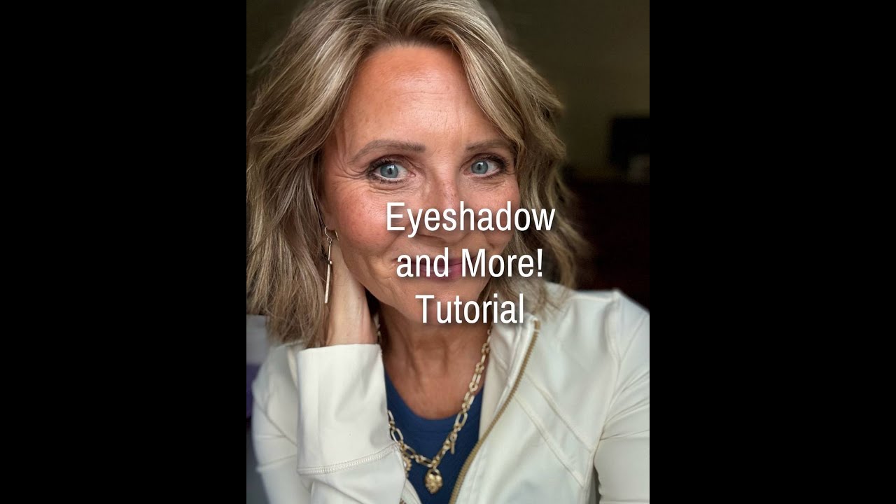 В этом видео вы узнаете, как наносить тени для век любой формы.