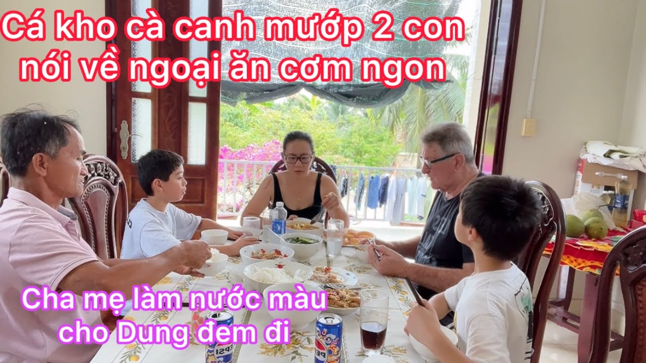 Cá kho cà canh mướp 2 con nói về ngoại ăn cơm ngon/cha mẹ chặt dừa làm nước màu bánh tét để D đem đi