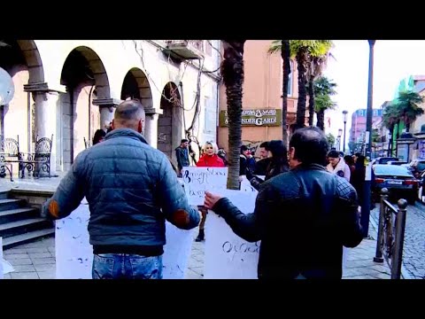 საჯარო მოხელეები და ხელისუფლების მხარდამჭერები - აქცია სხდომის პარალელურად