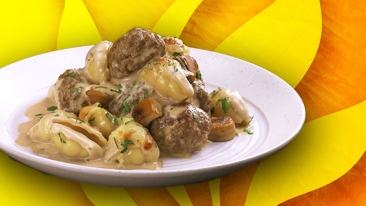 MACARRÃO COM ALMÔNDEGAS EM UM MOLHO DE LAMBER OS DEDOS