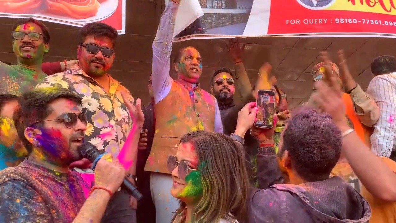 देखें जब Mandi Holi रंगोत्सव में अचानक धर्मपत्नी संग पहुंच गए पूर्व मुख्यमंत्री Jairam Thakur | 2026