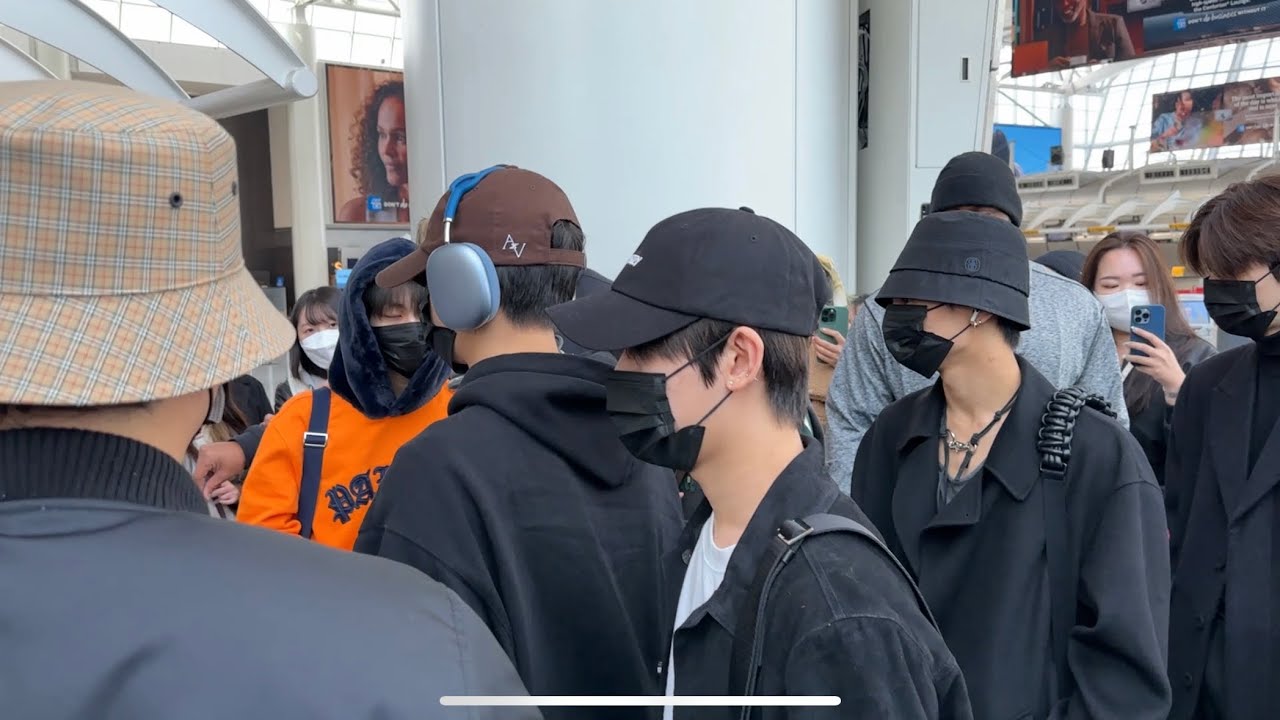 Enhypen mobbed by fans JFK! #Heeseung #Jay #Jake #Sunghoon #Sunoo #Jungwon, #Ni-ki #ENHYPEN #Engenes