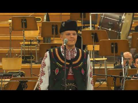 На портите майка седеше Донко Марков