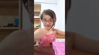 mostrando mí caja de a ser pulseras