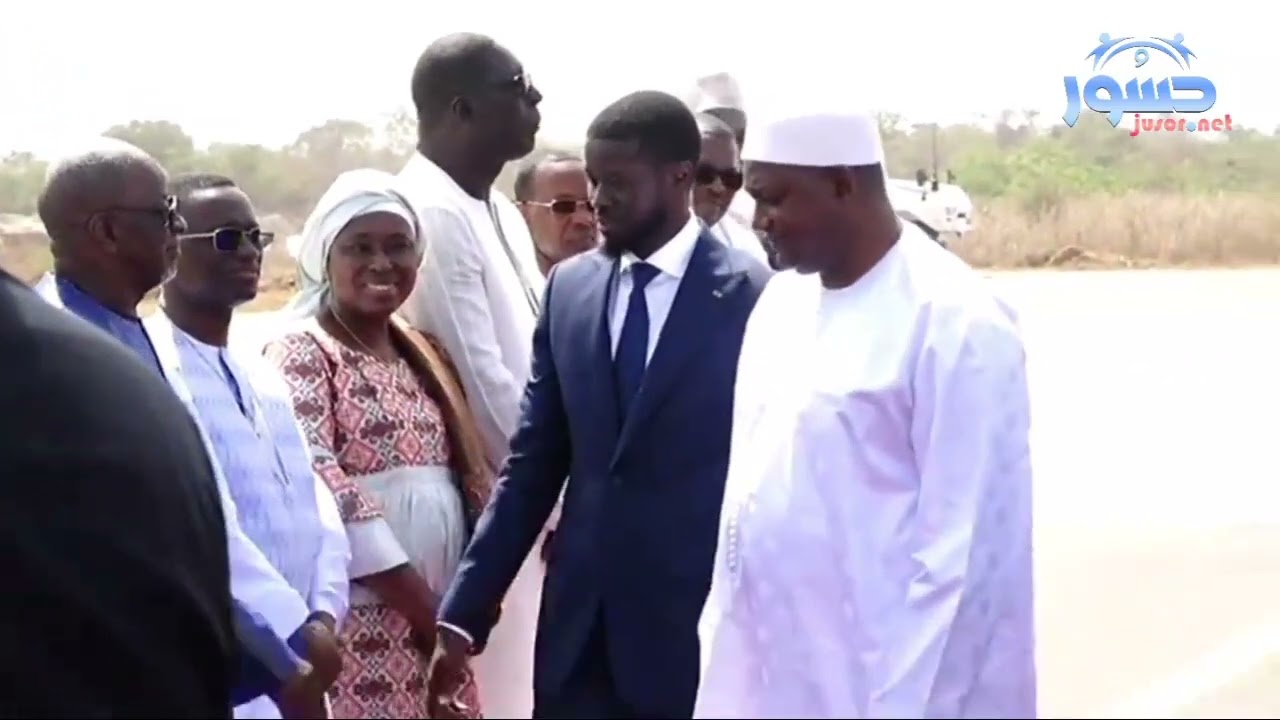 استقبال الرئيس السنغالي بصيرو ديوماي فاي من طرف الرئيس الغامبي  آداما بارو لدى وصوله مطار بانجول