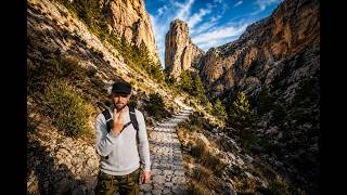 Cette route pavée traverse tout le canyon