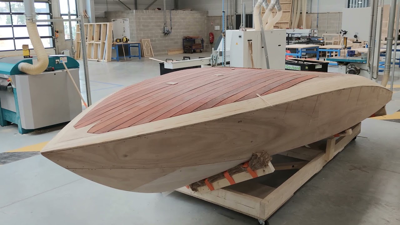 Amateur construction A varnished wooden motorboat for less than 6000 euros picture image