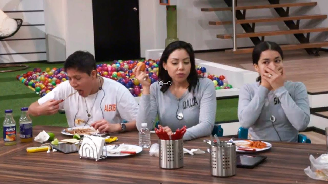 ¿ALEXIS le robó un beso a SILVIA en la noche? - La Academia 2018