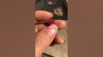 Cận cảnh viên ruby tự nhiên chưa chế tác. Đá quý lục yên