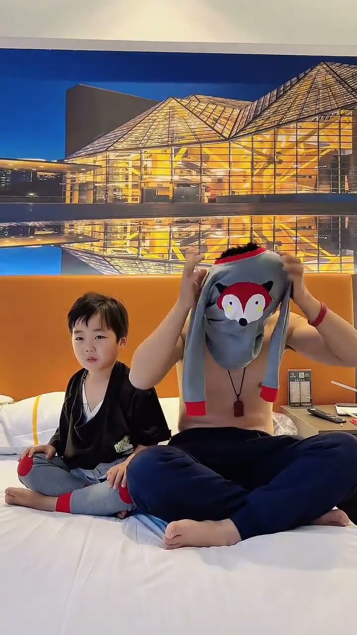 爸爸看电视入迷了，竟然把衣服穿错都不知道！#funny#Cute#呆萌小米宝