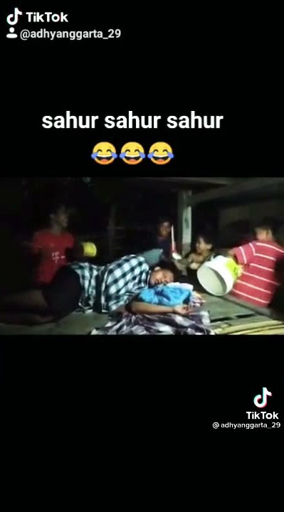 seru jailin Saur Orang yg Lagi Tidur di pos Ronda