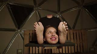Disembodied head seeing her own soles / Teaser