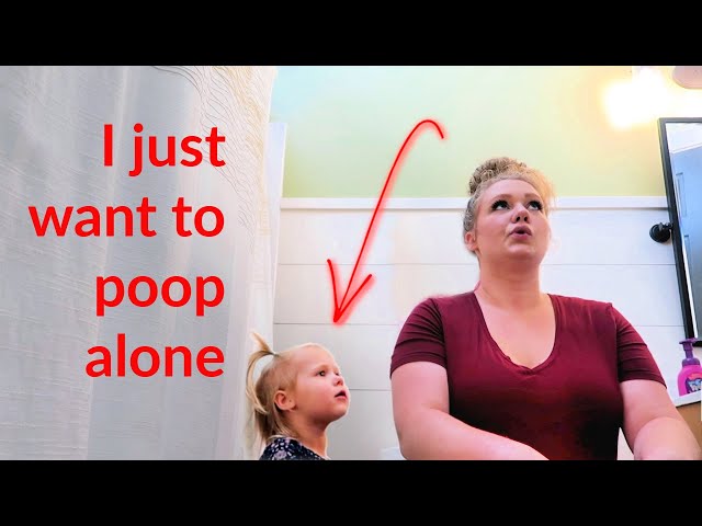HOW MOMS GO TO THE BATHROOM |  I have no privacy 💩 class=