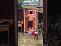 男子院子搬運塑料水箱，意外手滑巨大水桶剛好倒扣在腦袋上！網友:對不起實在繃不住...#搞笑#shorts
