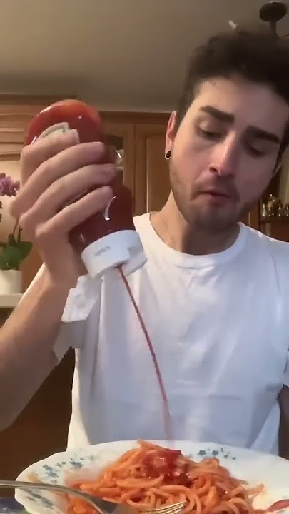 I put KETCHUP ON PASTA to prank my Italian mom 😂🇮🇹 #shorts